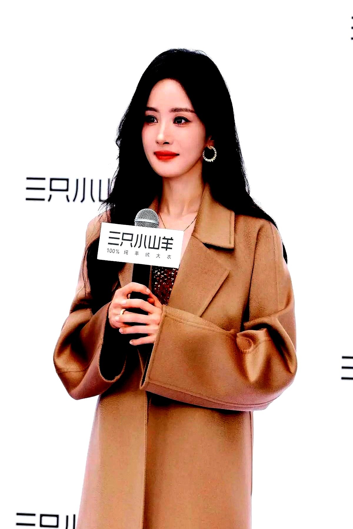 杨幂这次在南京德基广场的生图，直接把松弛感拉满了。

没有硬凹夸张造型，一件利落的咖色羊绒大衣，踩一双磨砂尖头长靴，整个身形比例就撑起来了。路人镜头底下，她中途转头和大伙大方对视互动，那种大女主的沉稳气场根本不用装。

相比那些在红毯上勒得喘不过气、用力过猛的行头，这种不用力的时髦才是真能撑得住场子