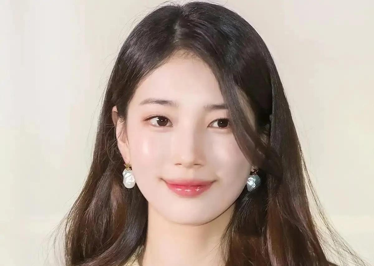一个团三个奖，七年后只剩两个人续约
2010年7月miss A出道，成员是孟佳、王霏霏、裴秀智、李玟暎。同年11月，这个团拿下MAMA最佳新人女歌手、最佳舞蹈表演女子部门、年度金曲三个奖。出道四个月拿三个奖，这个起步放在任何一代韩团里都算硬的。
但七年后的2017年12月27日，JYP官方宣布mis