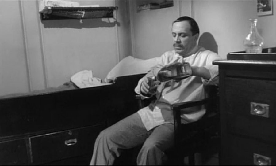 泰坦尼克号的首席面包师Charles John Joughin，负责管理 13 名面包师。在船撞上冰山后：他命令下属把面包送往救生艇并协助妇女和儿童登艇。但是自己失去了上救生艇的机会，或许是感到人生走到尽头。他索性回到舱室喝起了酒。根据他后来的证词，船沉没后，他在接近 0°C 的北大西洋海水中待了约两小时以上（有救生衣）。全凭酒精他才没有冻毙。但是现代历史学家认为，这是他主观时间体验（糟糕环境里度日如年），很有可能没有那么久。他的位置让他最后才没入水里。另外现代生理学认为，酒精并不会生理学意义上保护人体免受低温伤害。反而因为血管扩张更容易失温。就是一时的刺激，让人发热，但热量流失也更快了。