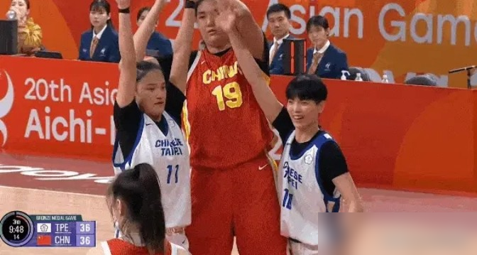 上场仅10分半钟生砸14分，硬生生把对手内线锤到绝望。
9月26日的亚运铜牌战，半场36平，局势死咬着。下半场，19岁的张子宇往场上一站，画风突变。
要位，接球，放篮。第三节她单骑连砍8分，一把撕开僵死的分差。对手拼了命上包夹，结果悲哀地发现，胳膊伸到极限，居然连球都摸不到。
队友交了底，只要