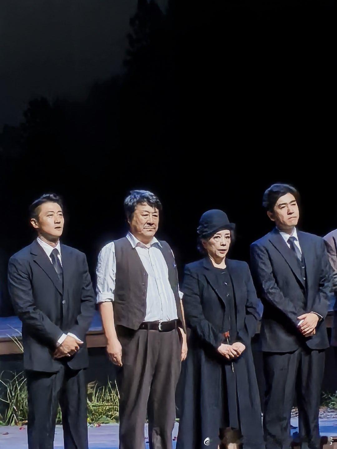 好看！四个小时坐得住！剧本好，演员专业，吕梁老师和宋忆宁老师夫妻档非常棒！没觉得前半场情节拖沓。
自己一直在碎碎念。
上半场:
1婚姻，家庭，人生，贫穷什么都觉得很凄惨。
2最深的一句就是琳达一直跟两个儿子说爸爸威利为这个家“耗尽了”，脑中就联想起威利上楼梯疲惫的背影。想到这三个字都不 ​