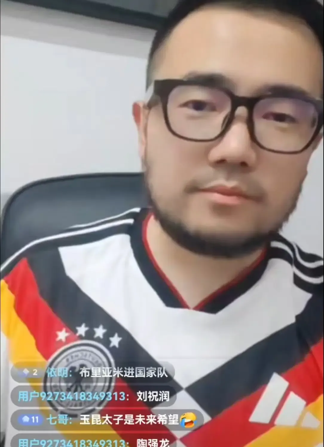 媒体人潘伟力表示，如果武磊不是1991年，而是1981年出生的，那么国足很有可能打进2006年和2010年世界杯。这个假设真正指向的，是那两届世预赛里，国足在亚洲强队面前并不只缺机会，更缺一个把机会变成进球的锋线终结点。

看球的人都懂，中场辛苦抢下来的球，到了禁区前沿，差的有时不是热闹，而是那半秒