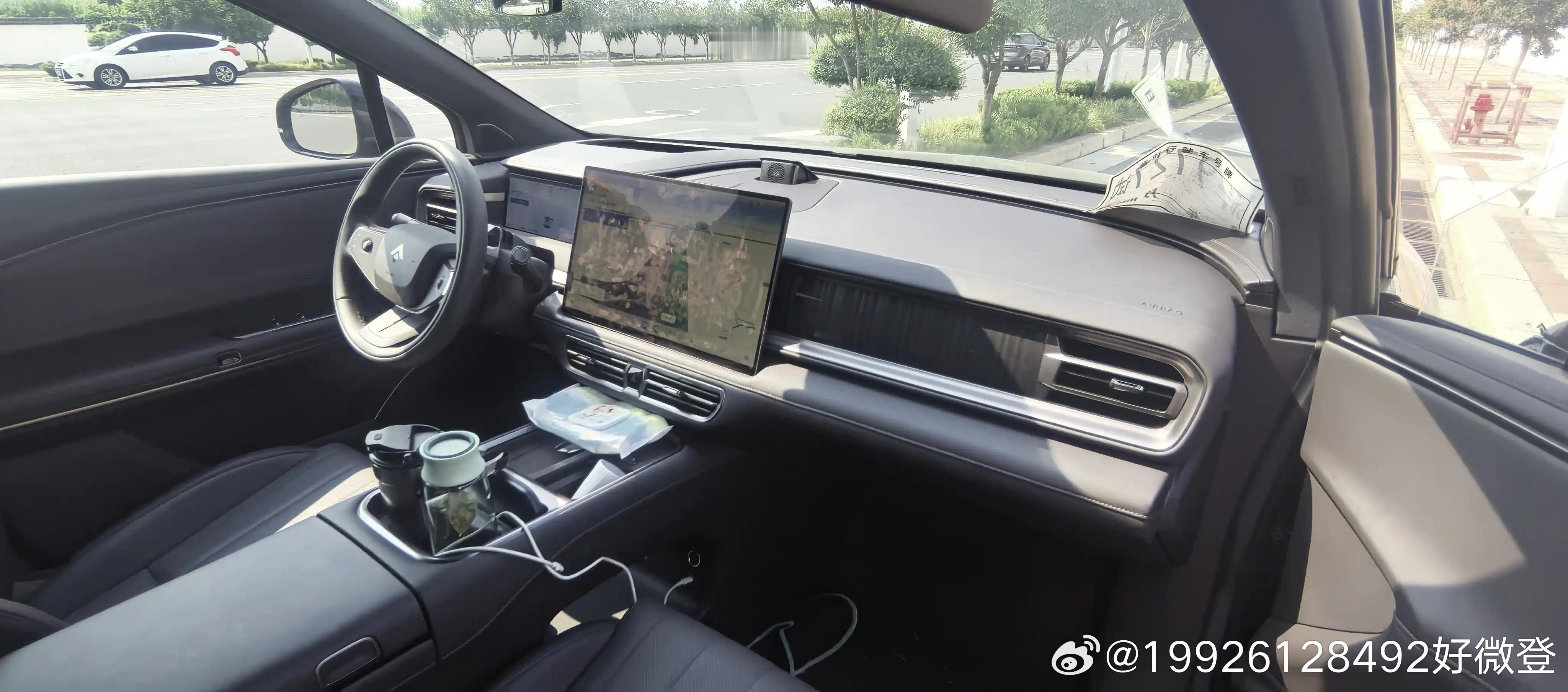 初见昊铂S600，是展厅里那道流畅的腰线。真正让我动心的，是试驾那一刻——智驾接管了早高峰的拥堵，我居然有空啜一口咖啡；后座躺平的瞬间，深夜加班后的疲惫仿佛有了去处。
原以为“试试看”，结果方向盘一握就成了“就是它了”。
20万内满配运动SUV，它没让我适应它，而是刚好懂我的节奏。原来向往 ​