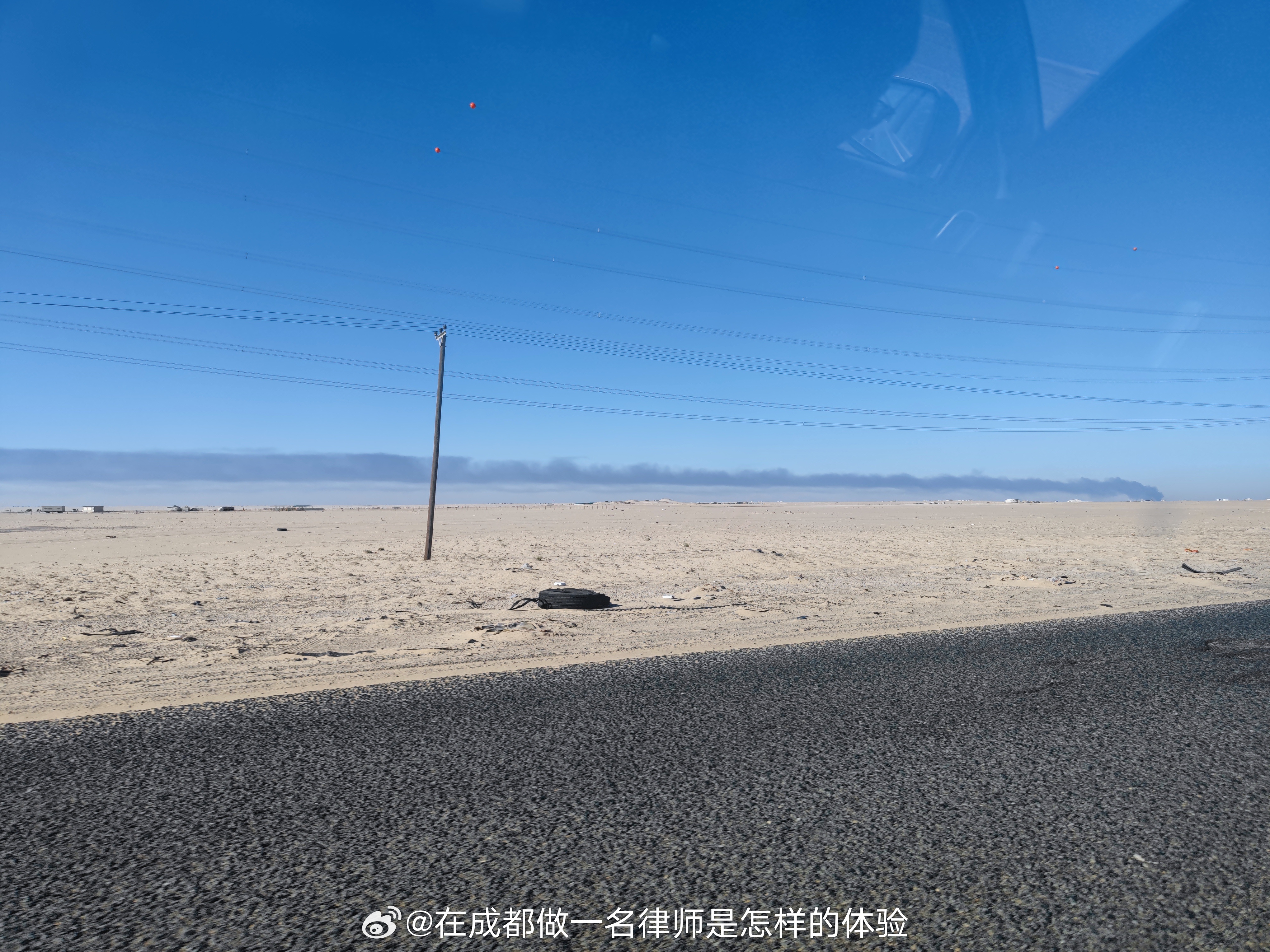 同事收到一份代表用人单位向劳动者追偿补缴社保中由个人承担部分的款项及滞纳金、罚款，受诉法院支持我方关于社保个人部分的诉讼请求，判决由劳动者将由用人单位补缴的、应当由劳动者承担的个人部分社保返还给用人单位；对于滞纳金和罚款，由于用人单位负有按照劳动者的实际收入缴纳社保的义务，其怠于履行法定义务产生的责任，应当由用人单位自行承担，对于该部分的诉讼请求不予支持。因此，需要提醒大家的是，用人单位负有足额购买社保的义务，劳动者向有关部门投诉，有关部门会责令用人单位补缴。但用人单位补缴的部分包括用人单位应当承担的部分和劳动者应当承担的部分，用人单位在补缴后，可以向劳动者追偿应当由劳动者承担的部分，并不是所有的社保补缴均由用人单位承担。对于未购买社保或者未足额购买社保产生的滞纳金或者罚款，有观点认为如果劳动者自愿不购买或者承诺可以不足额购买社保，则对于产生的滞纳金或者罚款亦有过错，应当在用人单位与劳动者之间进行分担。另有观点认为足额购买社保本身即为用人单位的法定义务，不管劳动者是否具有相关承诺，...