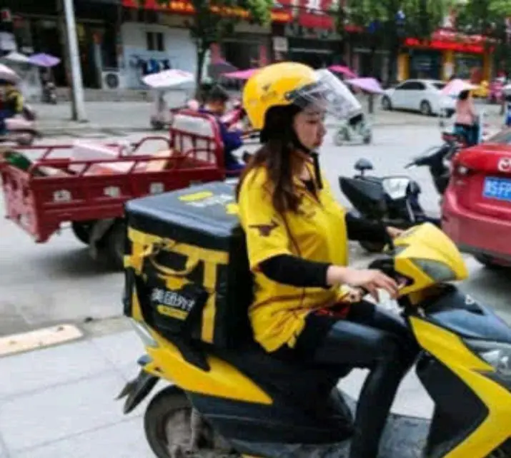 人间清醒！医学女博士辞去三甲工作，白天送外卖、晚上驻唱
 博士选择就业 医学硕博士 医学女博士辞职送外卖当驻唱 
读完二十多年书拿下医学博士，本该稳稳拿捏人人羡慕的三甲金饭碗。谁能想到，这位高学历女生果断辞职，过上了完全不一样的生活。难道高学历就必须被困在体面的工位里消耗自己吗？
 
老