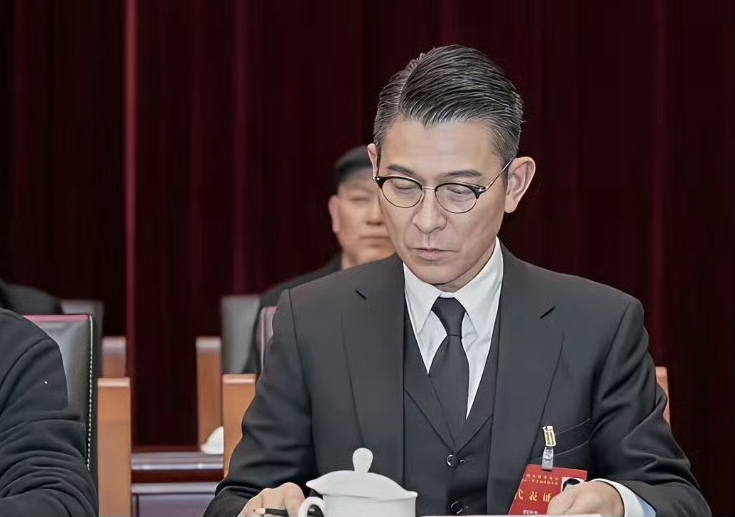 64岁刘德华再上央视新闻联播！
画面中的刘德华一身干练西装，搭配白衬衣、黑领带，正襟危坐、精神抖擞，厅里厅气的感觉，和影协副主席的身份太配了！
网友直呼：太帅了，法拉利老了还是法拉利！
刘德华就是演艺人的标杆，一辈子正面干净的形象，不愧是全民优质偶像！