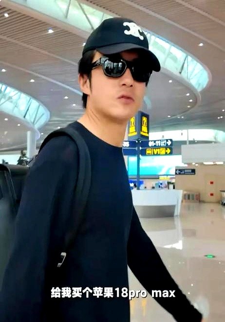 演员在机场随口答应送粉丝上万的手机，热搜瞬间炸了。

视频里，站姐半开玩笑要高价手机，李泽锋痛快点头，说全当工作报酬。两人网上一互动，评论区酸倒一片。

别急着羡慕。能跟明星面对面要手机的，早不是普通粉丝。头部站姐手里攥着图频流量，这哪是宠粉，分明是合作方结账。

机场围堵跟拍本就扰乱秩序，现在又套