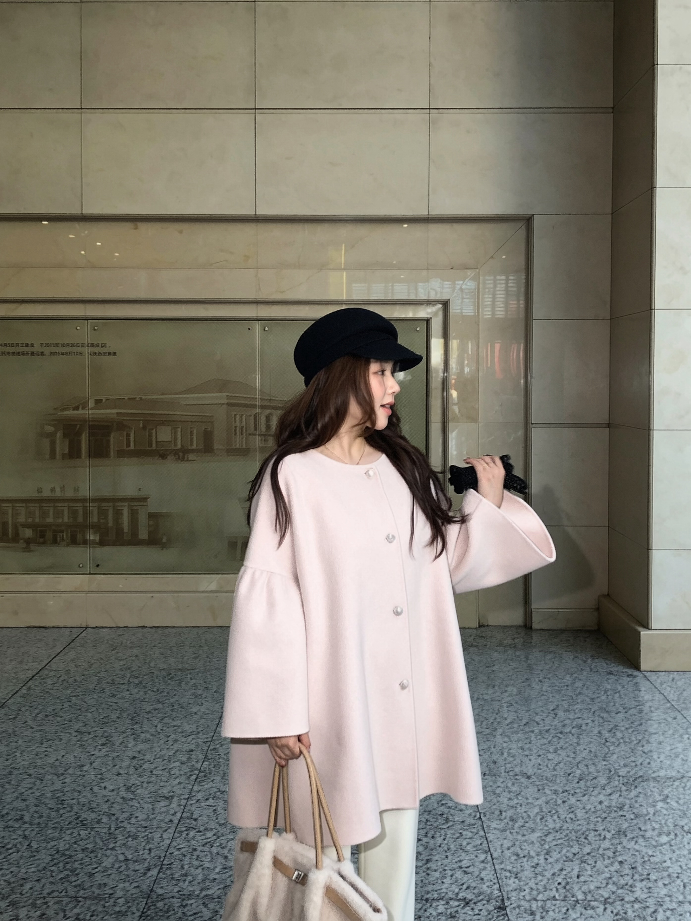 zpz里一👭啊啊啊啊啊～帽子到时候跟着买大衣也都送你们吧～也是全羊毛的，两年前开始就是Ca4La的人气王～到如今～帽型巨好～粉色确实很难做，饱和度不小心就会变土，有人说这套是古早日系留子穿搭，有人讲这个是归国留洋白月光，其实都很像，很低很低饱和度的粉色，几乎不挑人，配了浅橘粉色的🦊毛领，一下就高级温柔脸了～