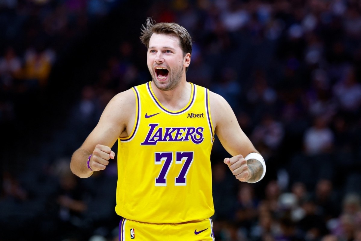 比肩传奇，东契奇95场达成湖人生涯3000分，湖人队史第一，NBA历史第二
在前不久结束的NBA常规赛中，湖人队客场132：123拿下犹他爵士，球队核心卢卡·东契奇狂砍52分8板10助2断的豪华数据。同时，凭借这样的数据成为湖人队史用时最短、仅用95场比赛就达成常规赛3000分的球员。在NBA的历史