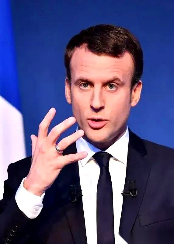 法国总统马克龙和加拿大总理卡尼，下周要一起跑到大西洋上一个只有6000人的小岛上。
这不是为了吹海风，这是去宣示主权。
逼着两位首脑组团登岛的，是特朗普9月7日在社交媒体上顺手发的一张图。
在那张名为“扩张版美国”的地图里，加拿大、格陵兰、冰岛、墨西哥的版图，全被刷上了星条旗的图案。连带法国在海外的
