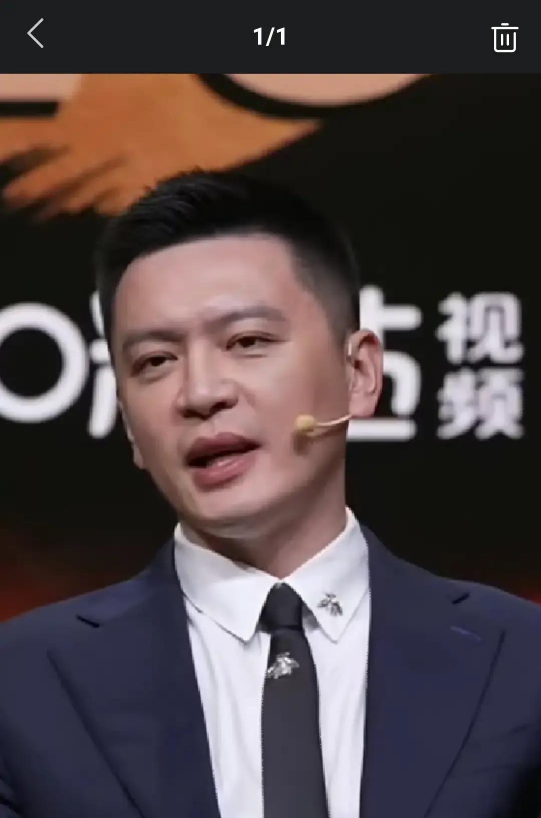 北控男篮主场输给上海久事，比分虽然没咬住，但廖三宁整场硬生生凿下全场最高的34分，看得人心里五味杂陈。
球输了，但这小伙子的表现真没得挑。连场下的杨鸣都忍不住公开夸他，话说得很实在，直接点出了廖三宁在这个位置上的稀缺性。
在杨鸣看来，廖三宁经过联赛和国家队的一轮轮摔打，身上那股持球单打的杀伤力，