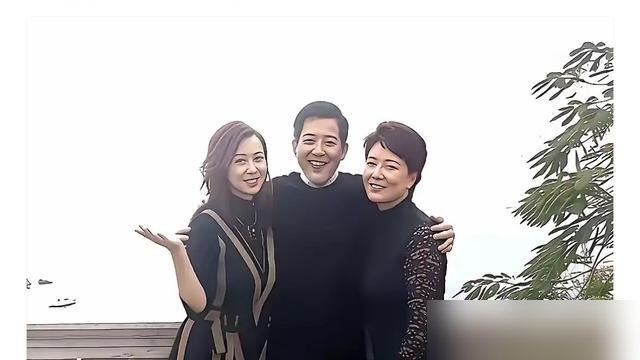 80岁秦汉入围金钟奖戏王，对奖杯就撂下一句“沾光”。转头回家，篮球场上跟小年轻斗牛，下厨给孙女做饭。
琼瑶剧三大男主，晚年活成了三条路。刘德凯73岁在昆明，日子过得紧巴巴，林瑞阳卷进微商风波，一地鸡毛。
唯独秦汉，单身三十多年，不炒情怀，不卖惨。拍戏就拿命拼，回家就关起门过小日子。
人老了，拼