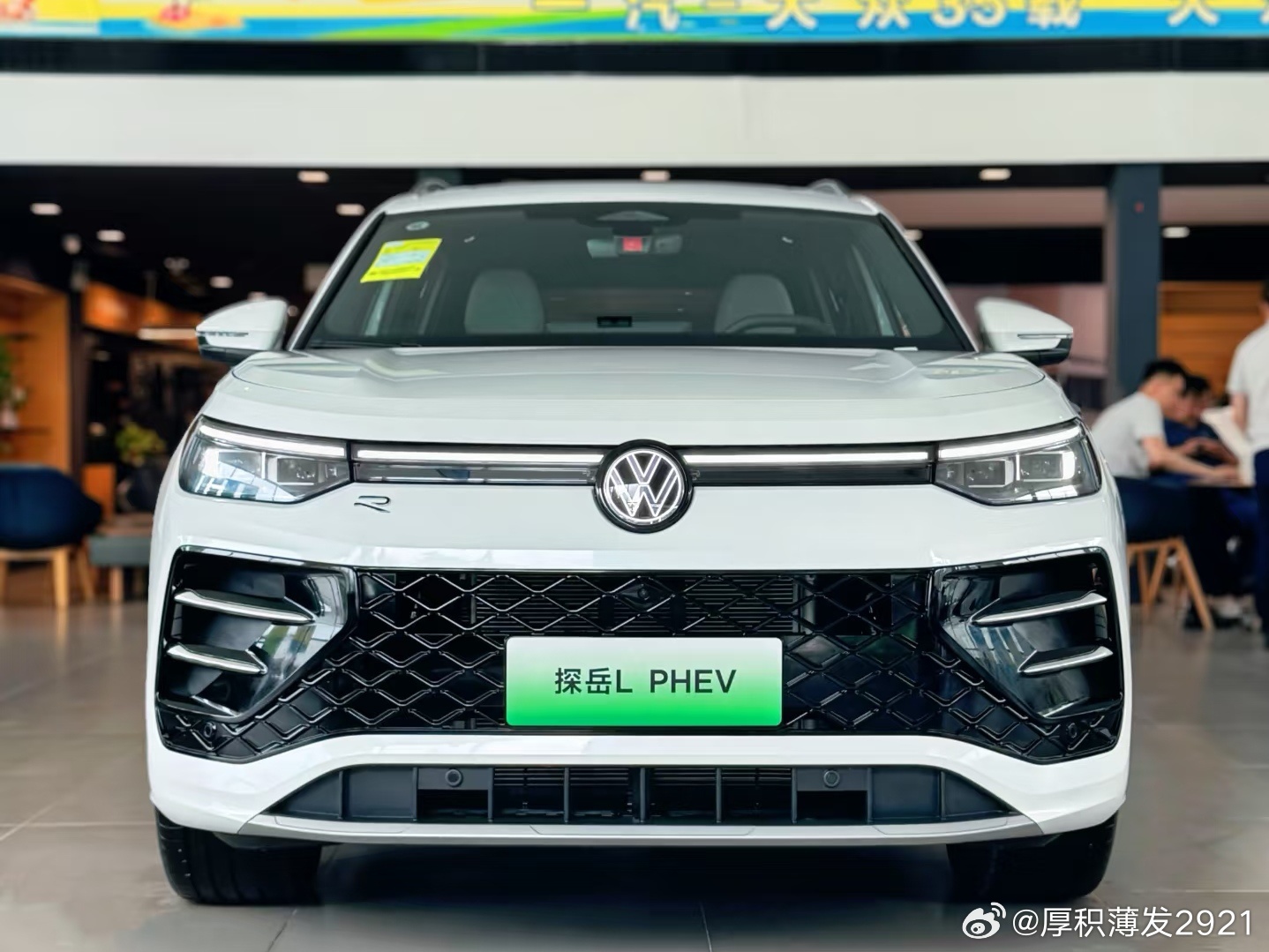 #黄金超混满电出发##一汽大众黄金超混重磅上市# 

探岳L PHEV｜黄金超混满电出发✨
 
全新探岳L PHEV，解锁德系插混新体验。搭载黄金2.0超混动动力，1.5T EA211 EVO Ⅱ混动专用发动机，双电全域超混架构加持，综合续航突破1400km，不管是城市通勤，还是长途自驾，彻底告别续航焦虑。
 
纯电、串联混动 ​