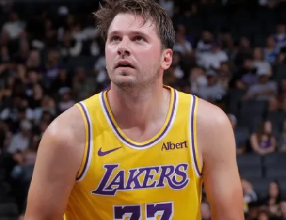 BGN Hoops：东契奇看起来就是当下全世界最强的球员

今天NBA常规赛湖人客场对阵爵士的比赛已经结束。全场战罢，湖人以132-123战胜爵士。

本场比赛，湖人球员卢卡-东契奇出战38分钟，30投17中，其中三分球18投8中，罚球11投10中，得到52分8篮板10助攻2抢断。

赛后，美媒BGN Hoops发文表示：“东契奇本 ​