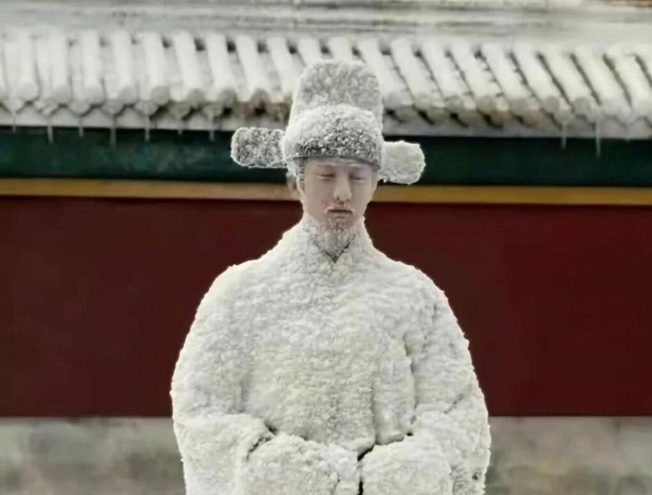 《兰香如故》收官这两个下线名场面，简直是把观众当傻子糊弄。
韩梁被罚站雪地活活冻成“冰雕”，杜麻雀满身大火还能精准撞向兰香，满屏就写着两个字：离谱。
现在的古装剧编剧，是不是觉得死得不够奇葩，就显不出权谋有多残酷？
韩梁这个角色立新帝、走险棋，最后落个凄凉下场，本该是全剧最戳心窝子的一刀。