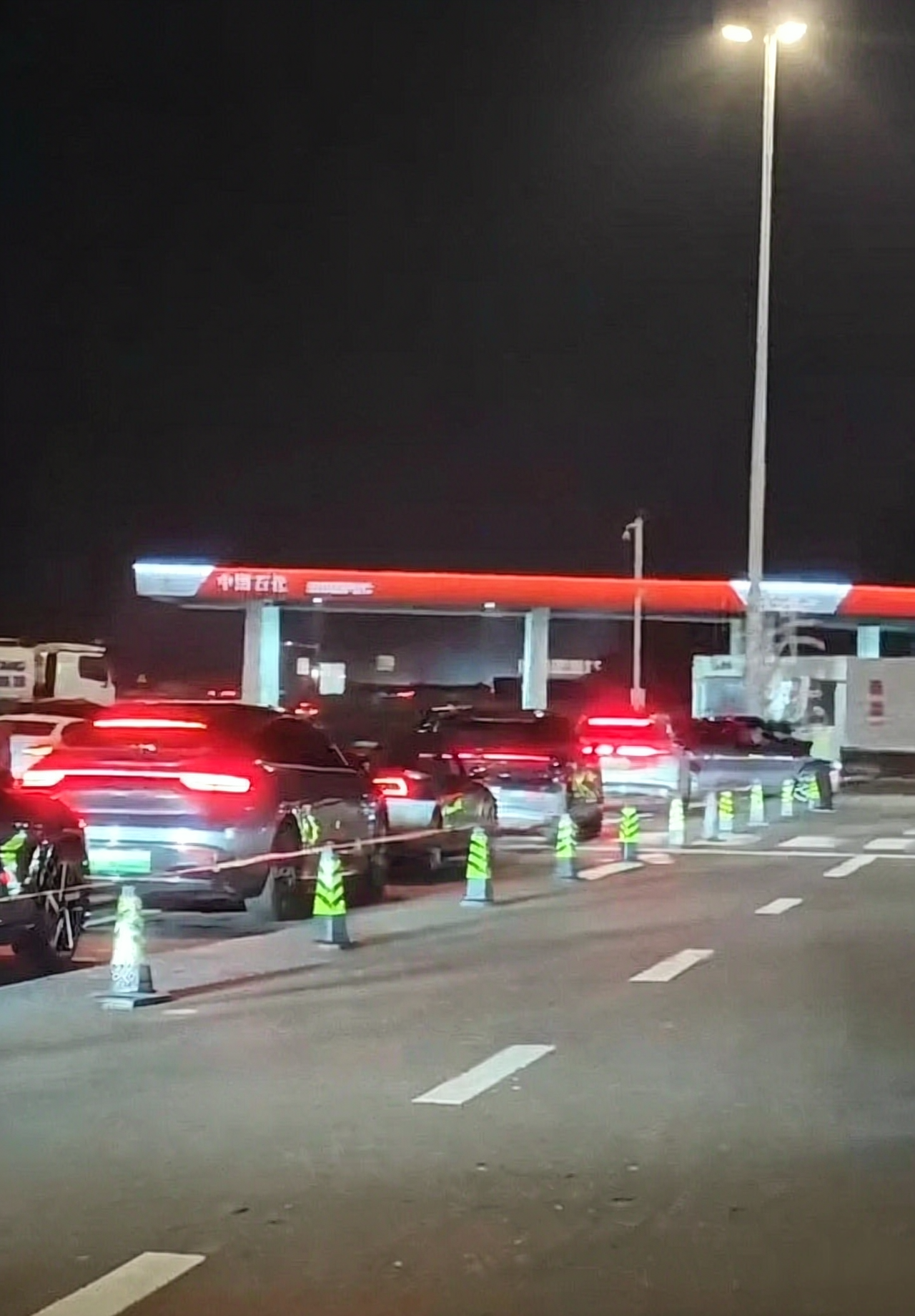 国庆高速充电排长队，新能源车主：比食堂打饭还难🚗🔋
家人们，国庆出门了吗？这次高速服务区的新能源充电桩，真的让人绷不住了！

有车主吐槽，充电排队就像食堂开饭一样，几十号人眼巴巴等着一个桩。G65包茂高速达州北服务区，一辆车电量只剩1%，直接趴窝在路边，好不容易被推到充电桩旁，前面还排着几十号人，那
