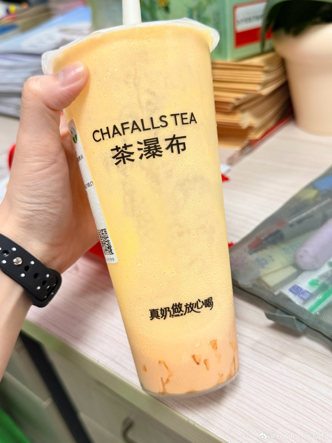 今天完全没时间背书…其实自己也有点逃避[淡淡的]

真的好累好累啊😔 
有一瞬间真的想彻底摆烂了
但还是忍住了
给自己点了杯奶茶（好喝[期待]）

谢谢瑜珊送来的暖心饼干❤️
感觉又多了一些能量
咬咬牙！坚持住！✊ ​