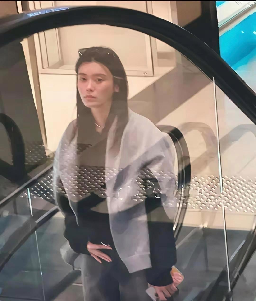 她捂着肚子进私立医院那回，连电梯扶手都攥得发白，这回真不像在镜头前演。
前阵子香港私家医院产科门口，路人好几回撞见奚梦瑶，手虚虚护着肚子，神色是熬出来的累；逛商场步子也慢半拍，宽松卫衣掩着身形，袖口还露出一点产检单边角，网友自然瞎琢磨。
二胎后她自己说过，腹直肌分离没长利索，稍一用 ​