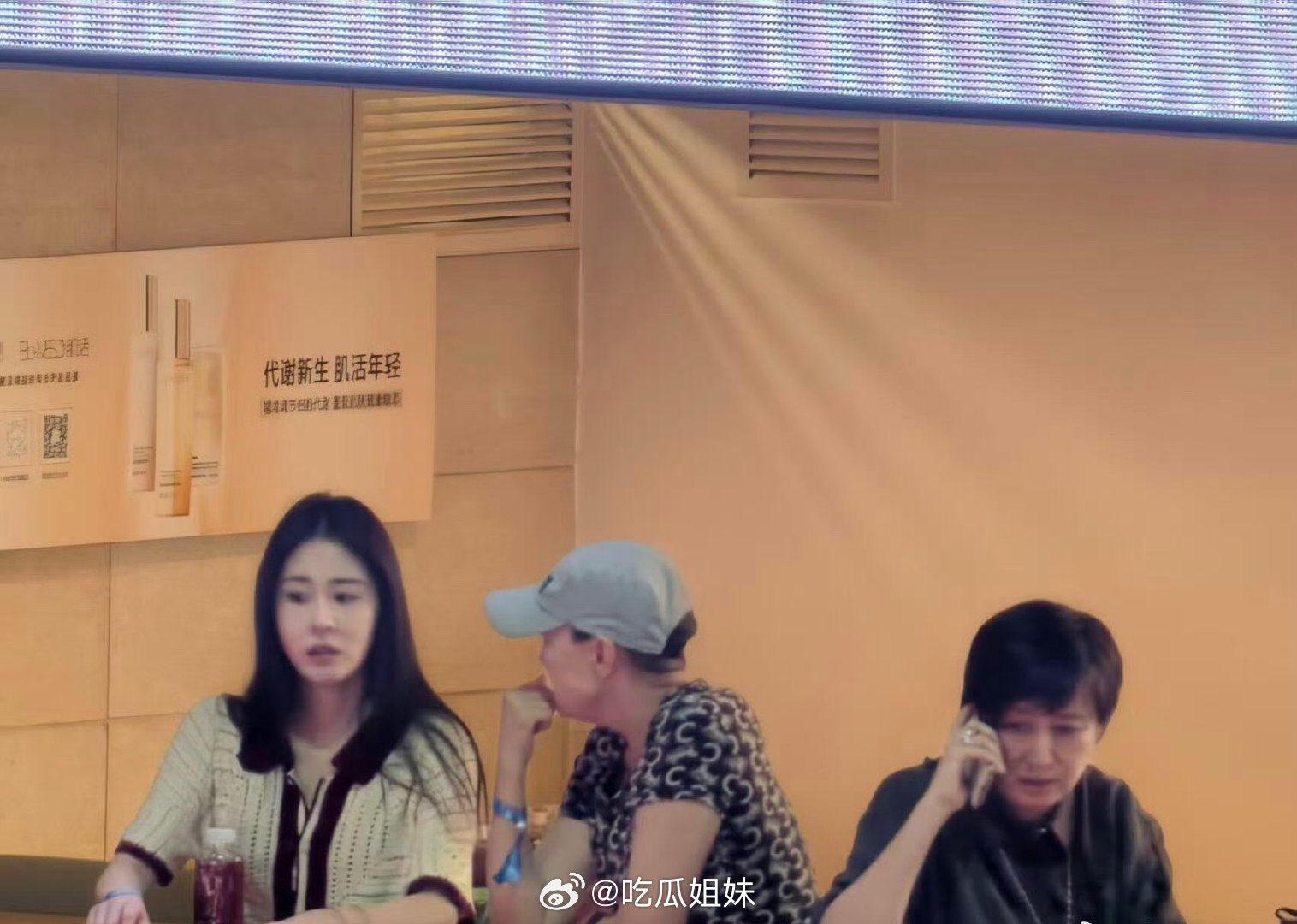 #那英娱乐圈人脉# 好多明星来看那英演唱会，王菲、杨坤、宋丹丹、张碧晨、龚俊、李沁、张晚意、马思纯、秦岚、宋佳等，大咖云集，那英娱乐圈人脉太顶了，这就是天后吧[捂嘴哭] ​