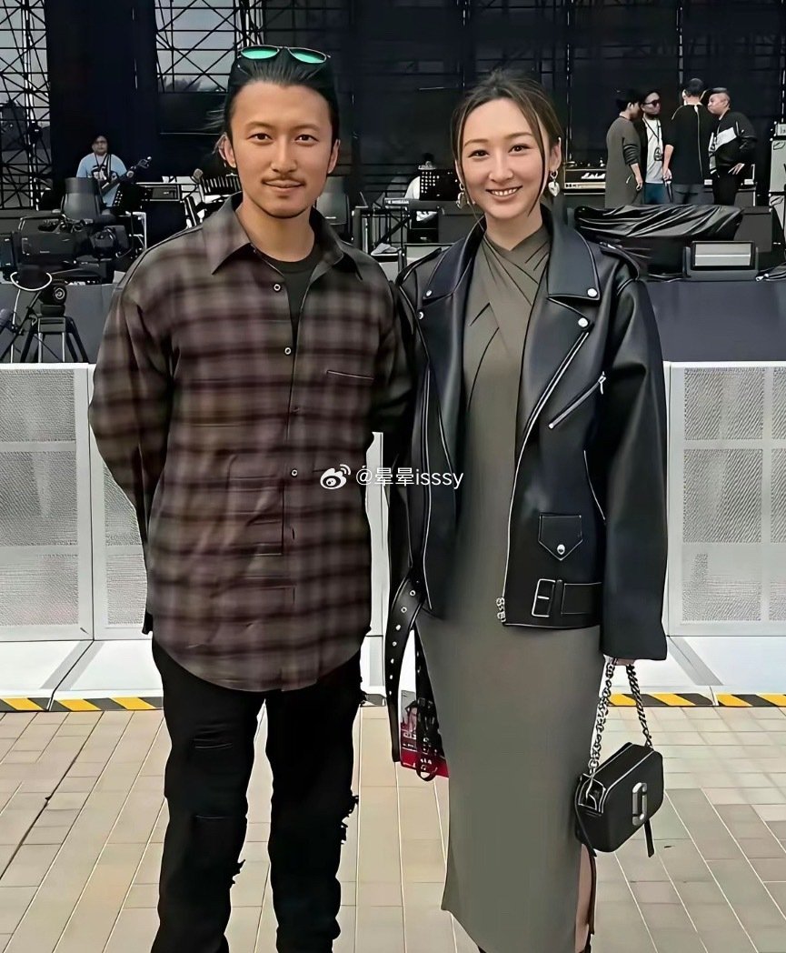 谢霆锋不管跟哪位女士合影，双手都是中规中矩的！
他真的很在乎王菲的感受！ ​