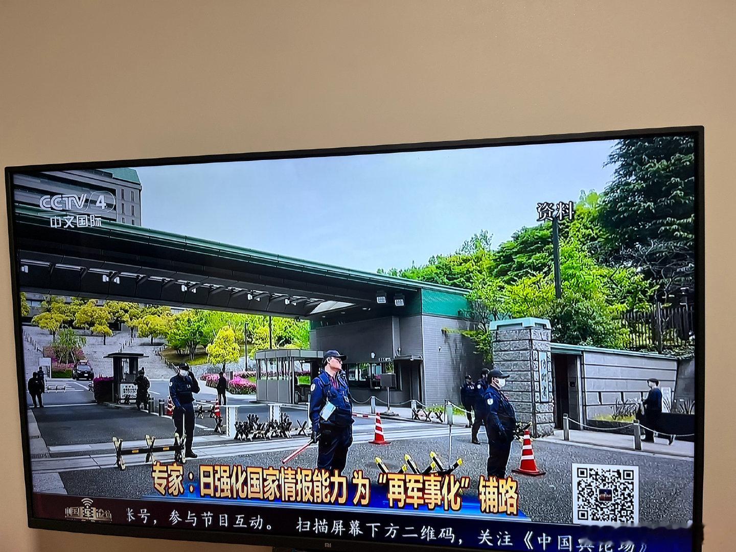 跟老妈
散步回来

客厅里又在说
日本 核武器 ​