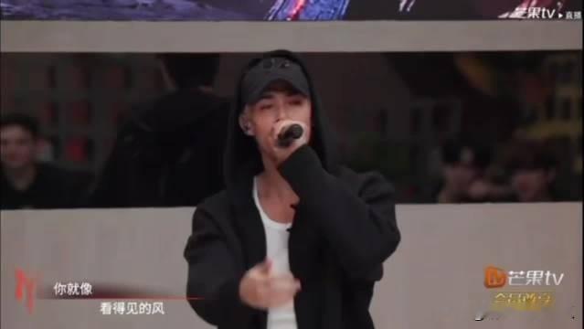 米卡在披哥瘦了好多...看出来是真的有在好好练的！
每次小考和正式舞台都是最佳状态，唱跳发挥一直很稳，这次小考的《4u》也很适合他！
米卡本身也是很自律的，经常看见他健身什么的，在披哥也经常自己高强度训练，真的瘦了好多~