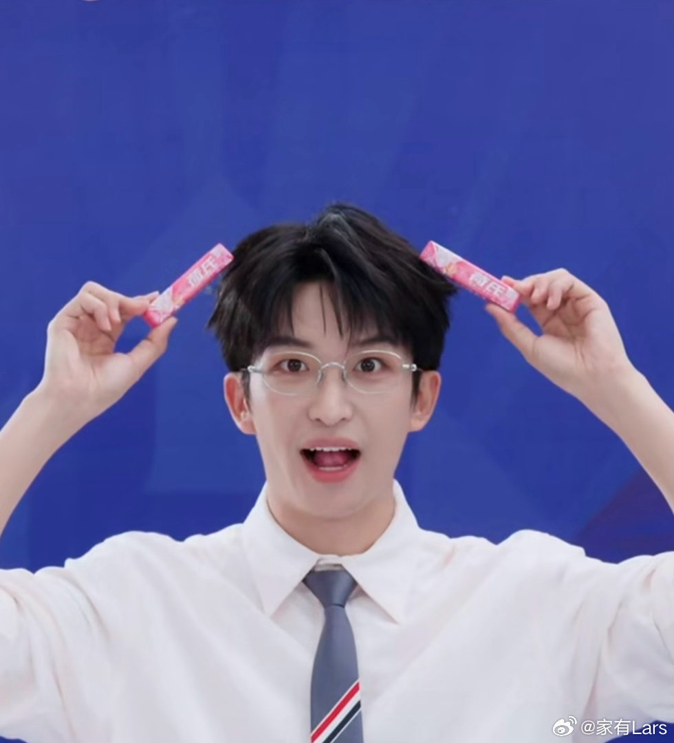 #黄子弘凡[超话]#  宝宝咋这么萌
还有好久不见的蜜蜂小狗笑 ​