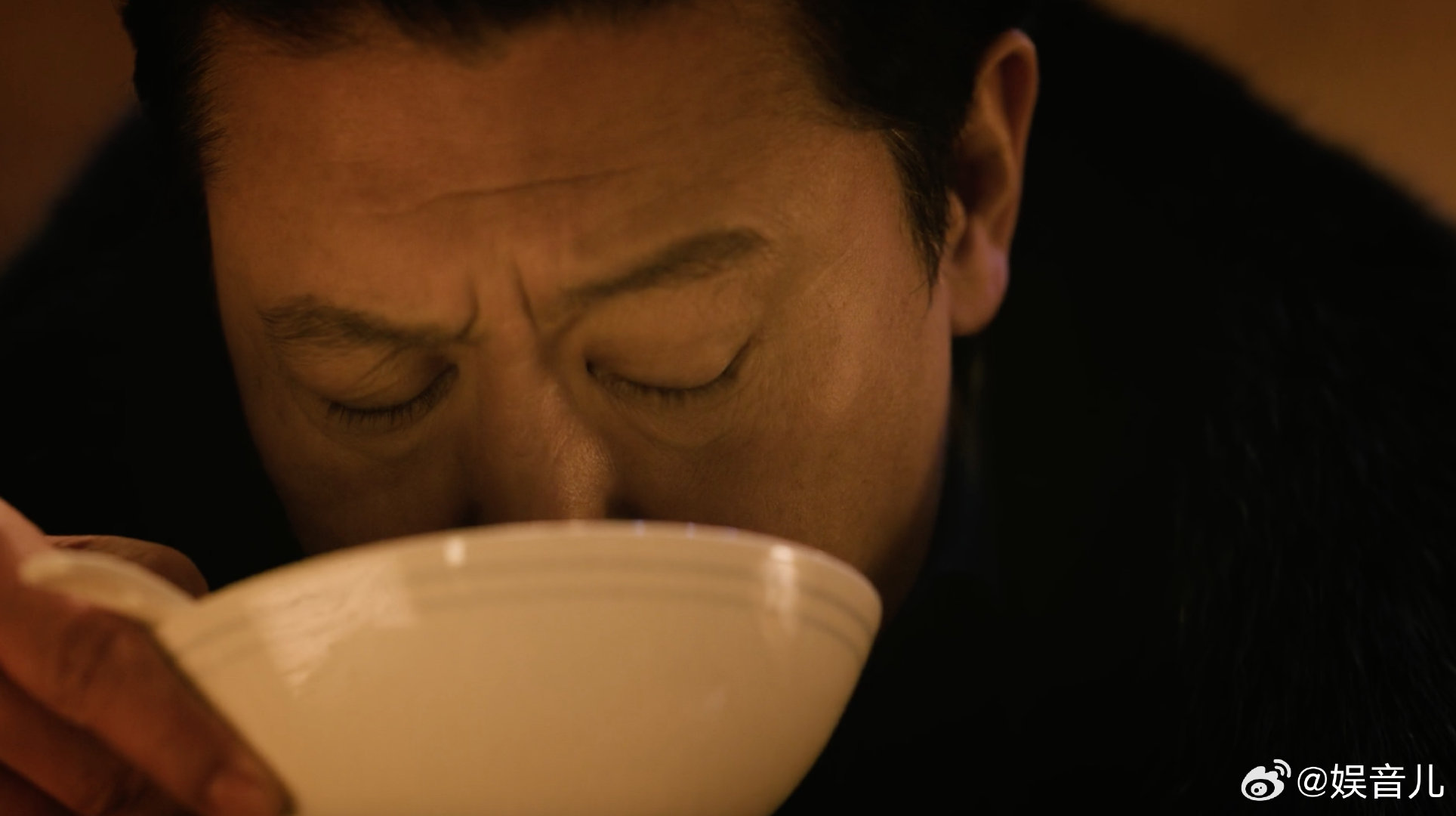 #马伊琍新剧杀夫累的是黑白无常# 黑白无常都要被陈红折腾累了，五次反抗接连失败。一边心疼她遭受的家暴苦难，一边被剧情里的荒诞感击中，这种复杂观感太难得。#剧集余红旧事# ​