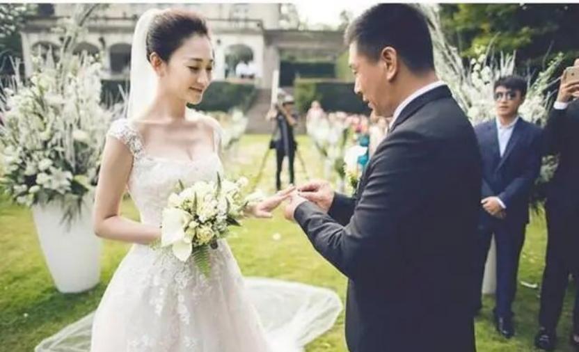李小冉被曝已经离婚，那段曾被形容为五亿宠爱的婚姻走到尽头，十一年丁克生活也宣告结束 ​