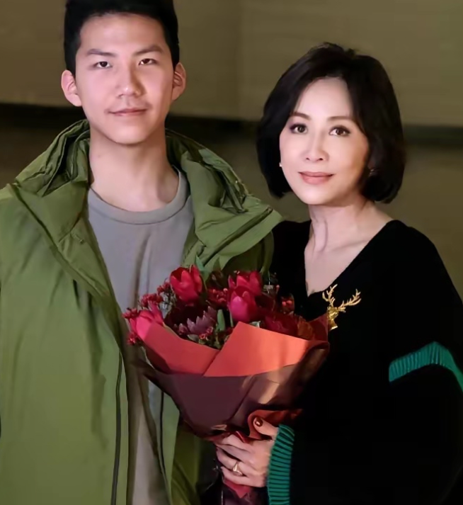 身家十亿的刘嘉玲把千万豪宅过户给干儿子康康，本以为事情能够圆满收场，没料到康康转眼就删掉了二人的合影，归还了房屋钥匙，就连王家卫手中难得的优质影视资源，也被他干脆回绝。
 
这笔礼物送出去之前，大概没人想过会被退得这么彻底。
 
2026年1月10日，康康17岁生日那天，刘嘉玲把上海静安区一套240