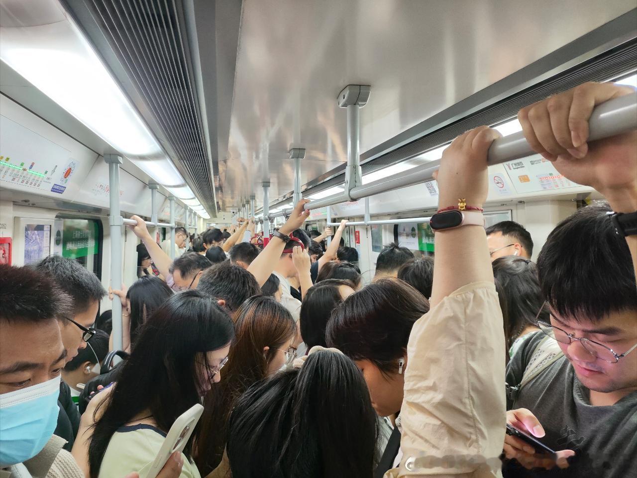 2026年6月10日（周三，广州阴，24-32℃）广州地铁晚高峰客流...