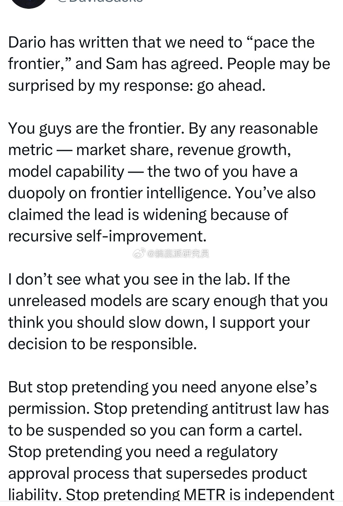 看到的最好的一个评论！

前白宫 AI 大佬David Sacks 回应了达里奥的帖子以及 Sam Altman 的支持：可以慢下来。你们才是前沿。

在他看来，按任何合理的指标来衡量，市场份额、收入增长、模型能力，这俩公司形成了尖端智能的双头垄断。他们自己都说优势还在扩大，因为模型已经在帮助构建下一个模型。那 ​