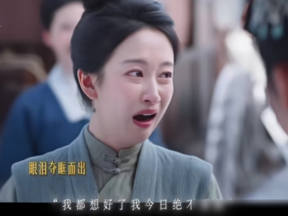 谭松韵和刘美含的这段戏，真的封神了，多少人看到这直接泪崩。
她明明是青楼花魁，却熟练地钻进帷帐，说你快走，用自己的自由，换来姐妹的一线生机。她什么都没说，但她什么都做了。
许兰香被卖进轻烟楼，救她的不是男人，而是同样在泥潭里挣扎的吕蕺儿。当年你救过我，如今我拼了命也要护你周全。
没有虚伪的煽情