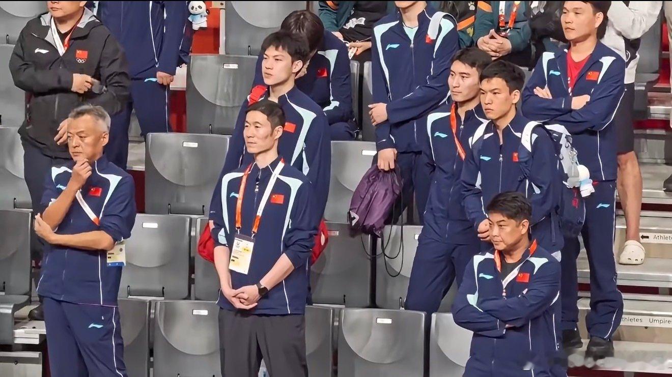 #林诗栋夺冠秦志戬鼓掌又撤回#名古屋亚运会乒乓球男单决赛，林诗栋4-0战胜队友王楚钦夺得金牌。赛后镜头捕捉到秦志戬抬手想鼓掌，又默默收了回去，教练席气氛严肃。‌￼‌￼‌￼
 
有网友认为这是国乒内战惯例，不单独为某一方庆祝；也有人觉得小将夺冠却得不到掌声，氛围压抑。你怎么看？‌￼‌￼ ​