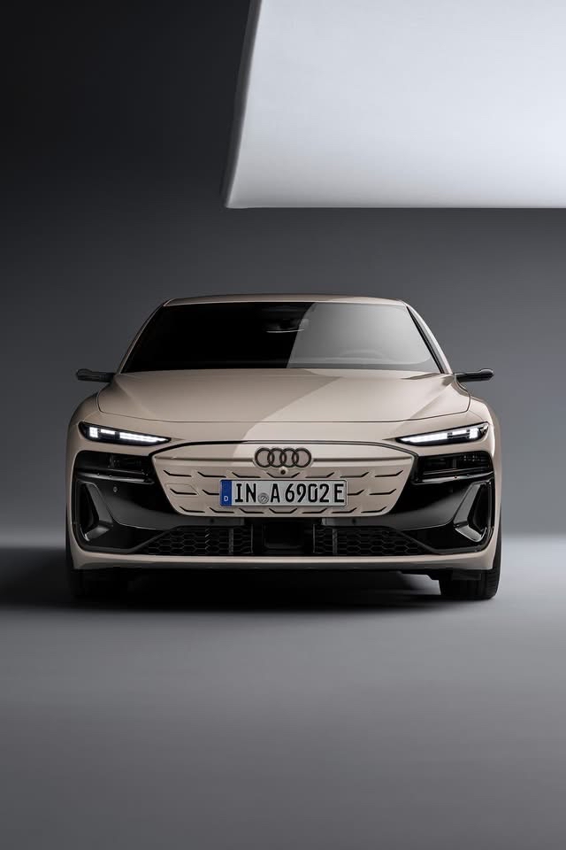 说下奥迪A6 Sportback e-tron吧，真的把“更少的摩擦，更多的存在感”玩明白了。
基于PPE豪华纯电平台打造，轿跑溜背的轮廓直接把风阻压到0.22，百公里电耗最低才13.6千瓦时，全程零排放妥妥的二氧化碳A级标准。
之前在西安试驾跑过整座城的路况，早晚高峰钻钟楼环岛、顺城巷窄路挪车、绕