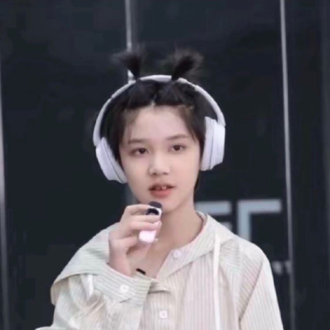 这是我女儿呀ovo 正面看萌 ，侧面看萌，背面看萌，左边看萌，右边看萌，苹果手机看萌，安卓手机看萌萌 华为手机看萌 ，OPPO手机看萌，大人看萌， 小孩看萌，老人看萌，女人看萌， 男人看萌，怎么看都萌！！ ​