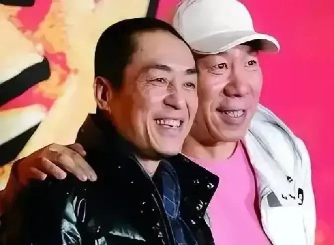 1997 年，张艺谋父亲临终前，躺在在病床上告诫儿子：“你一定要小心一个人，你根本不是他的对手，对付不了他啊！”他只应和着父亲，却没把父亲的话装在心里，可令人没想到的是，之后发生的事，竟让他后悔不已……
张艺谋把父亲的后事处理妥当时，脑子里还全是新片的画面。他当时正筹拍《一个都不能少》，满心思都是怎