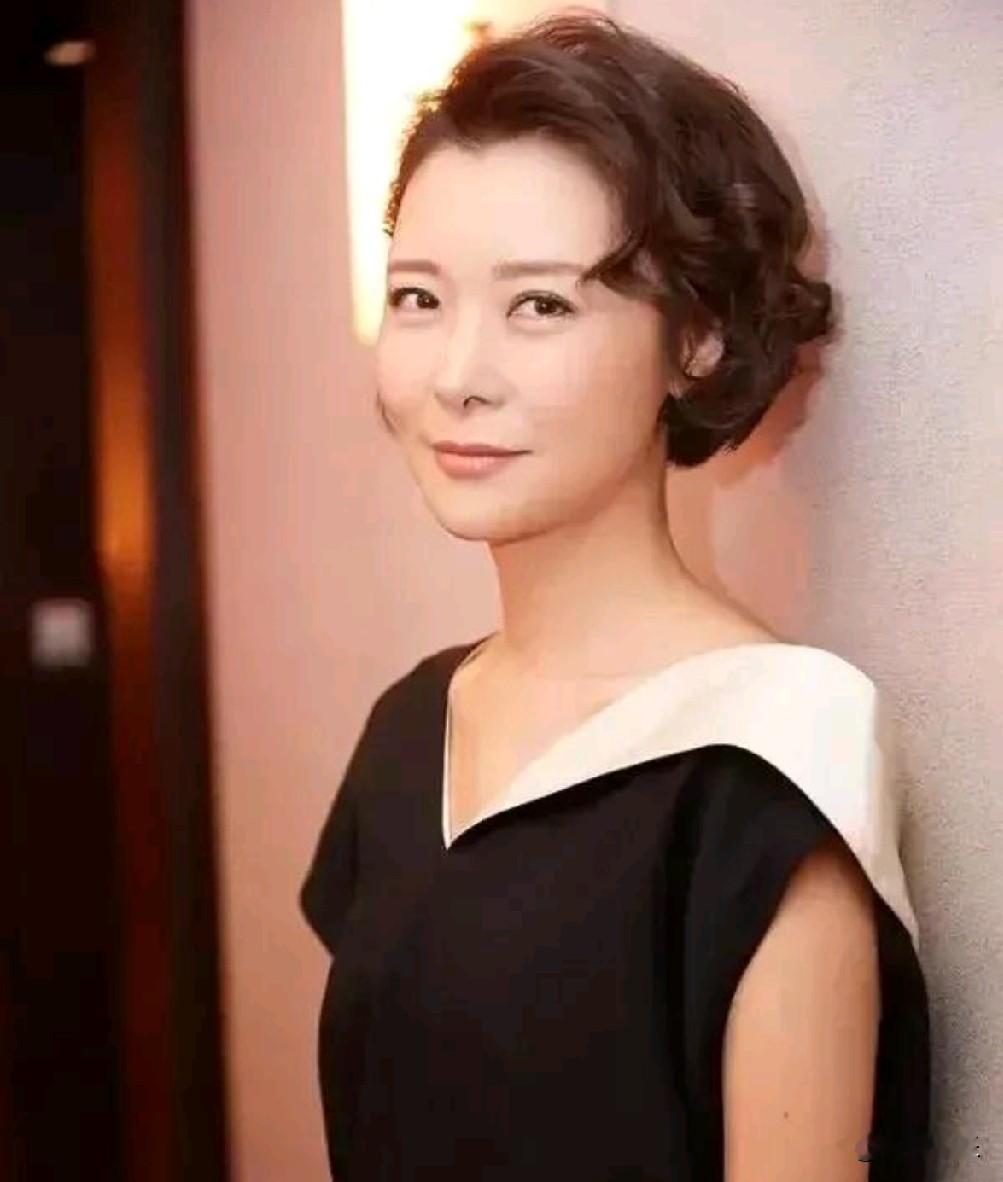 只恋不婚的柯蓝，背后藏着难言的苦衷
 
很多人都说柯蓝潇洒，恋爱可以谈，却始终选择不结婚、不生育。
很少有人知道，这份选择，源于少年时的一场病痛。
 
11岁那年，柯蓝查出了强直性脊柱炎，还伴随哮喘。当年医生预判，她很可能活不到38岁。
这种病被称作“不死的癌症”，发作起来脊柱僵硬酸痛，日夜煎熬。日