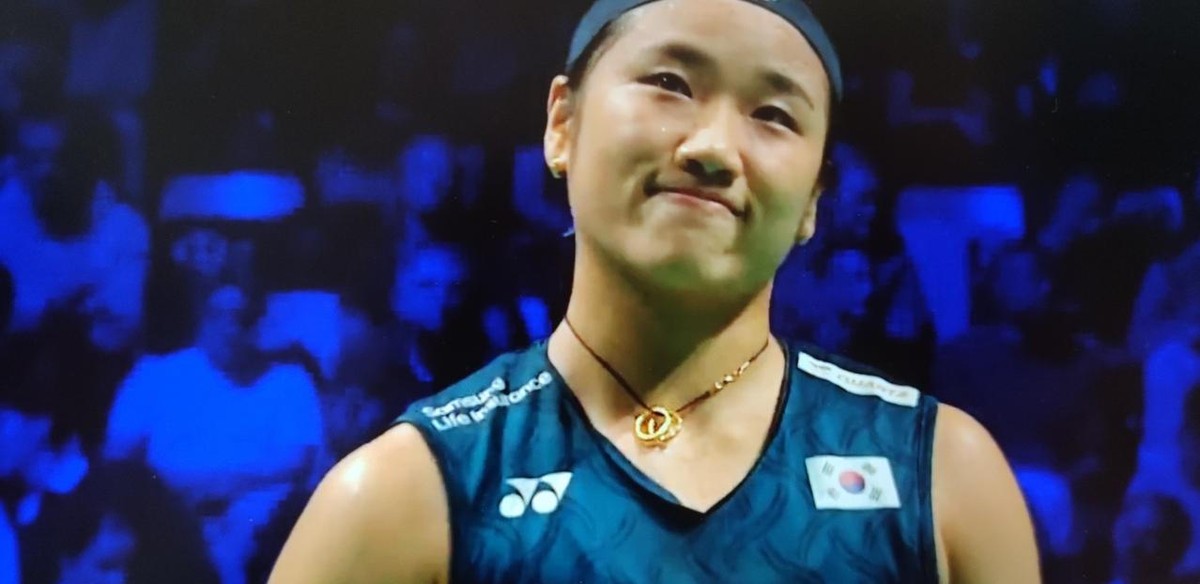 这场球放在安洗莹2026赛季的账本里，只是一个普通条目。她今年打了59场，赢了58场。唯一输的那场是3月全英决赛输给王祉怡，之后她轰出一波42连胜。从数据看，她对比赛的控制力已经稳定到不需要靠某一站爆发来证明。半决赛对奥原希望，两年前亚锦赛她跟奥原磨了1小时29分钟才赢，赛后说看到奥原哭自己也有点伤