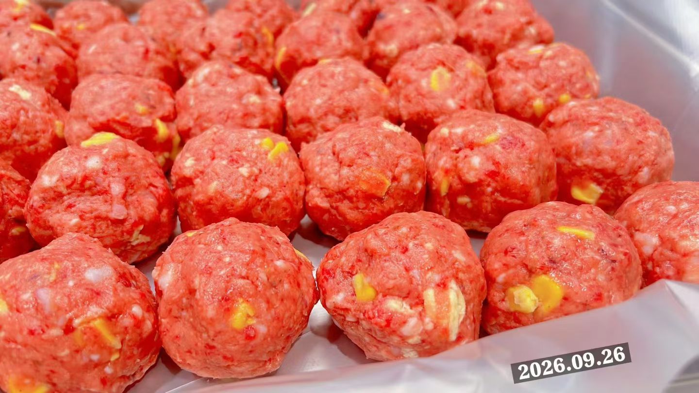 订制的牛肉饼真空袋到啦🎉，非常漂亮🎉这样运输途中很安心，放冰箱里拿取也方便吖～牛肉饼平底锅两面金黄即可食用，无需调味儿，夹馒头，夹汉堡，夹吐司，剪成小块做炒饭，剪成条状下面条，妥妥的营养神器～