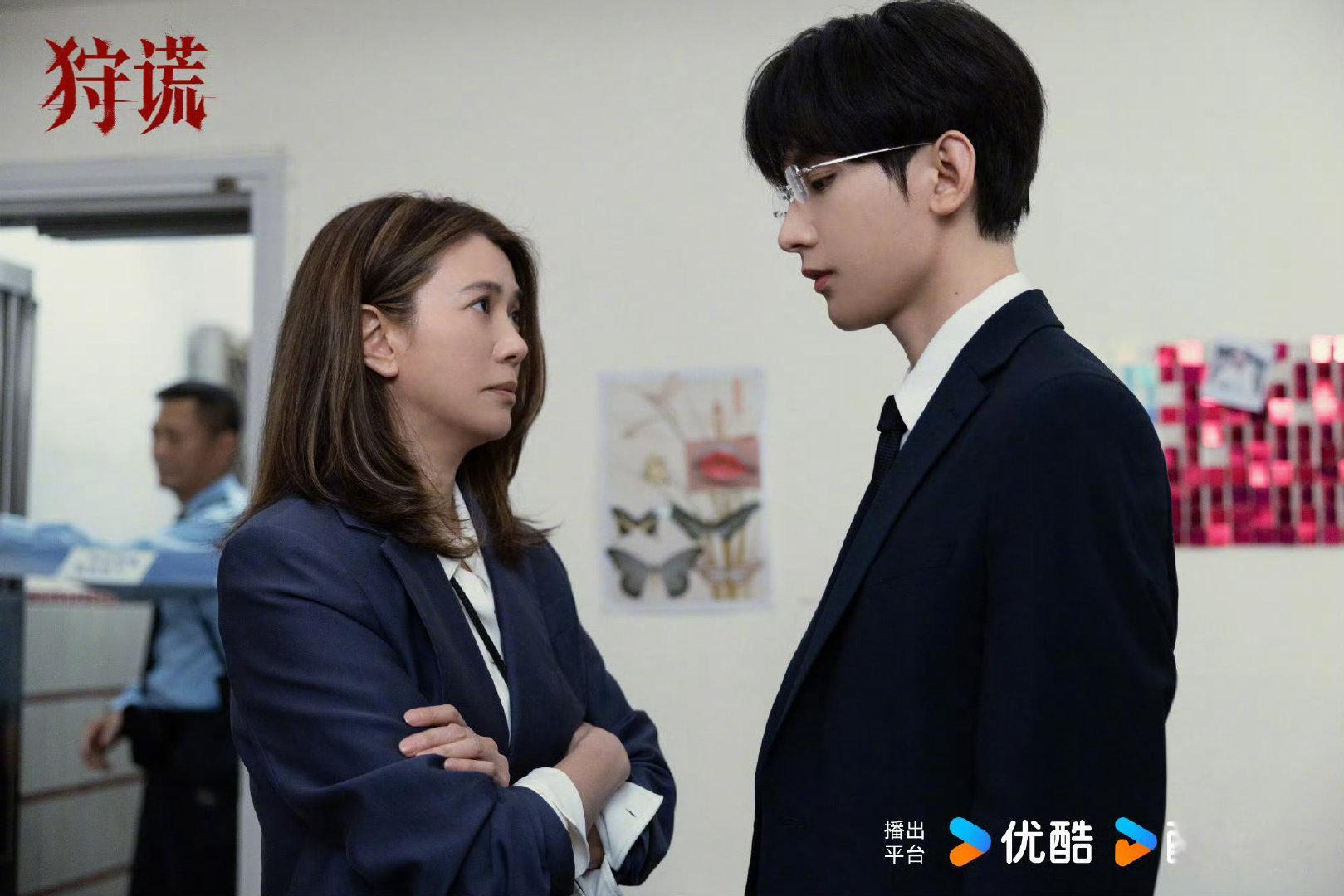 #狩谎杀青特辑黑白两道全是大佬#👖悬疑剧《狩谎》正式杀青，释出的杀青特辑质感堪比电影。成毅饰演心理学专家暗中布局，多方势力互相猜忌，黑白大佬齐聚，旧案牵扯出不同黑警，剧情悬念重重。#剧集狩谎# ​