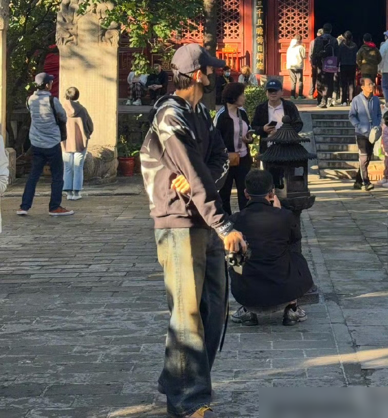 李现去法源寺过生日，被网友姐姐撞个正着。素颜，平价卫衣，没保镖没助理，一个人安安静静祈福。姐姐没上前打扰，他反倒先点了头，温温柔柔打招呼。
这不是第一次了。挪威街头手套掉了，路人捡起来还他，他一脸意外又特客气。拍完照还跟周围人说，玩得开心点。
别的明星出街是阵仗，他出街像邻家大学生。可越是这样，