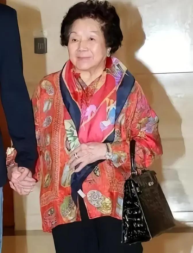 1960年，霍英东要迎娶离婚且带着一个儿子的冯坚妮。原配吕燕妮没有反对，只是提了一个条件：“无论娶几房，都只能允许长房经商！”
 
霍英东应下这条件后，心头像卸了块石头。他原本预备的许多解释，一句也没用上。
 
隔周，他带冯坚妮回家吃饭。饭桌上很安静，只有碗筷轻碰的声音。冯坚妮换了身素净的旗袍，头发