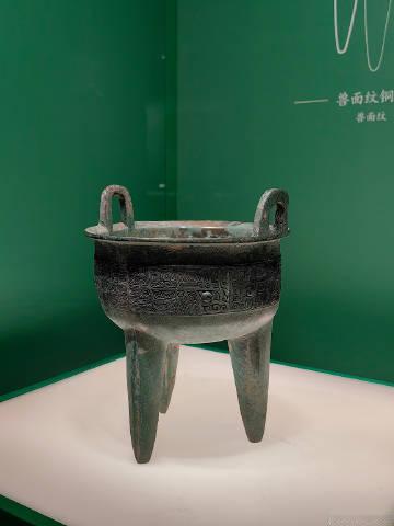 吴文化博物馆的纹章九州展之七 — 青铜器2<br />图一：商 兽面纹...