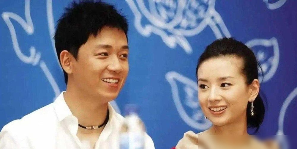 董洁居然公开谢潘粤明，这话搁五年前谁敢想。
儿子顶顶搬去爸爸那儿住，她亲口说卸下压力、心情舒畅。不是客套，是松了绑的那种真话。
这些年她一个人带娃，下班再晚也自己做饭。直播卖货不喊不叫，慢慢悠悠讲料子，反而成了头部。镜头前不装嫩，松弛得挺实在。
现在孩子大了，爹妈关系也解了冻。她终于不用再绷着