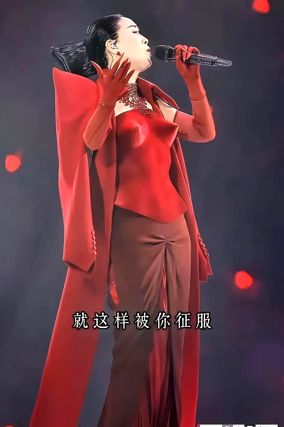 那英59岁在北京开演唱会，台上的状态直接把底下的观众看愣了，当年那个唱《征服》时一马平川的乐坛大姐大，如今快六十岁，竟然神奇地迎来了“二次发育”
 

翻看2002年的老照片，素颜的她身材确实平平无奇，谁能想到如今年近花甲，机能退化的岁数，反而变得凹凸有致，身段甚至有些扎眼
 

这届观众眼睛也尖，