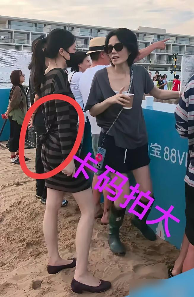 20岁李嫣现身音乐节，一套穿搭直接把网友吵翻了！
这次是跟王菲去阿那亚支持窦靖童演出，她穿白色透视罩衫配高开叉长裙，大胆前卫完全不迎合大众审美。
早年她因为唇腭裂修复，公开场合偶尔还流露不自信，留洋几年风格彻底放开，摆脱了星二代常见的甜腻网红感。有人骂她太成熟不符合年龄，有人夸她骨子里的松弛跟王