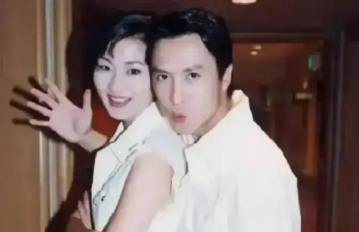 1994年，一个大肚子的女人走到甄子丹当时所在公司的前台，把一个装得鼓鼓囊囊的牛皮纸袋往桌上一扔，冷冷抛下一句“麻烦转交，梁静慈还他的”，转身就进了电梯

纸袋里装的是整整三万七千块。那是她刚生下儿子不久，前夫甄子丹打来的第一笔抚养费。当时甄子丹的原话挺扎人，大概意思就是绝不复婚，每个月给四万，别去