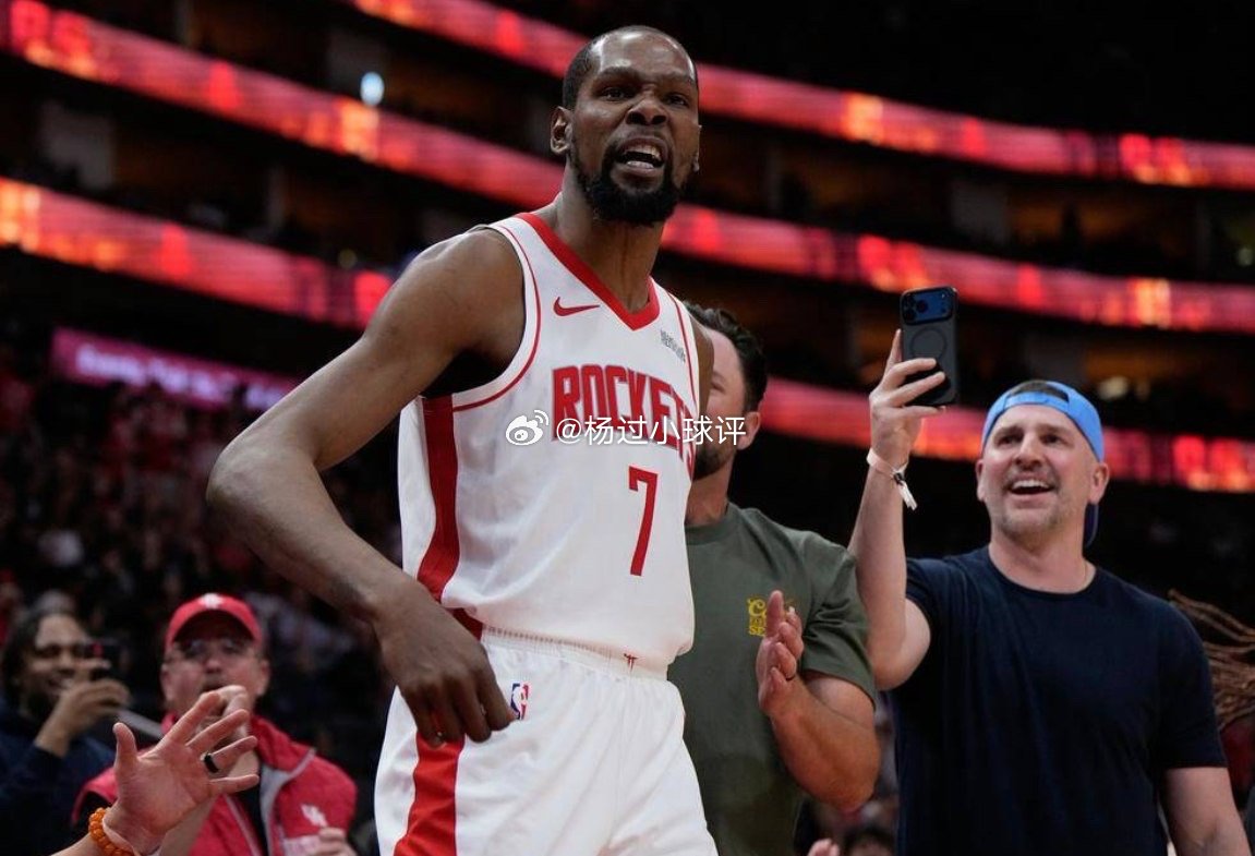nba 退役后不只想买球队！杜兰特曝「下一站」盼掌控美国男篮杜兰特国际赛履历极为辉煌，生涯已拿下4面奥运金牌及1面世界杯金牌，并以518分成为美国男篮队史国际赛得分王。尽管年满37岁，他依旧维持高水准表现，日前更表达强烈意愿挑战2028年洛杉矶奥运，并强调会靠自身实力争取代表队席次。谈到退休后规划，杜兰特表示自己每天都有不同想法，除了希望赚更多钱、尝试不同事物外，「我其中一个目标，就是未来能在某届奥运担任美国队总管，我真的很想体验这个职务。」目前美国男篮总管由名将希尔（Grant Hill）担任，虽然外界戏称这份工作是「全世界最轻松的工作」，但随着全球篮球实力提升，如何挑选球星、整合阵容与打造团队，早已成为一大挑战。