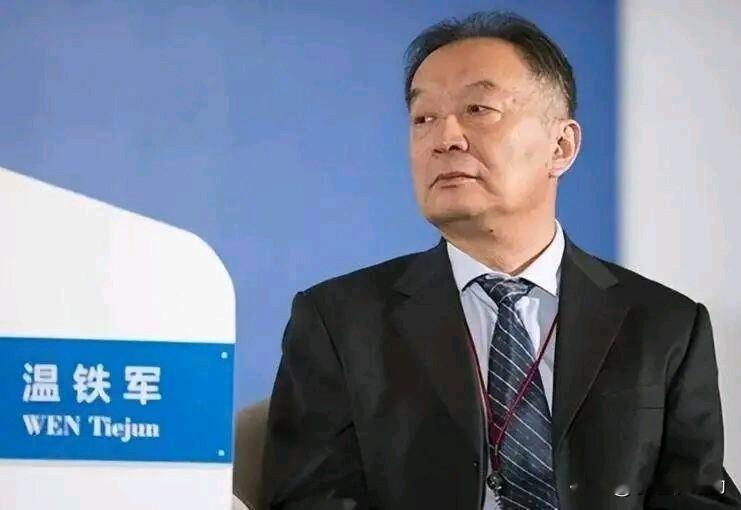 谁在花钱骂比亚迪？温铁军没点名，但说了一句：

别再把比亚迪当成“一家卖车的”看了。

温铁军看这个问题的角度很老辣：中国大量石油靠进口，交通又是耗油大头，电车替代油车，不是“环保情怀”，是能源安全。

所以比亚迪早期死磕磷酸铁锂，很多人笑它“不够高级”。但铁和磷咱们自己有，镍和钴要看别人脸色。